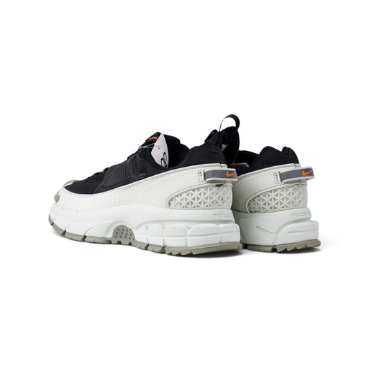 Nike Zoom Vomero Roam чёрные кроссовки — вид сзади под углом | GAMEOVERSHOP