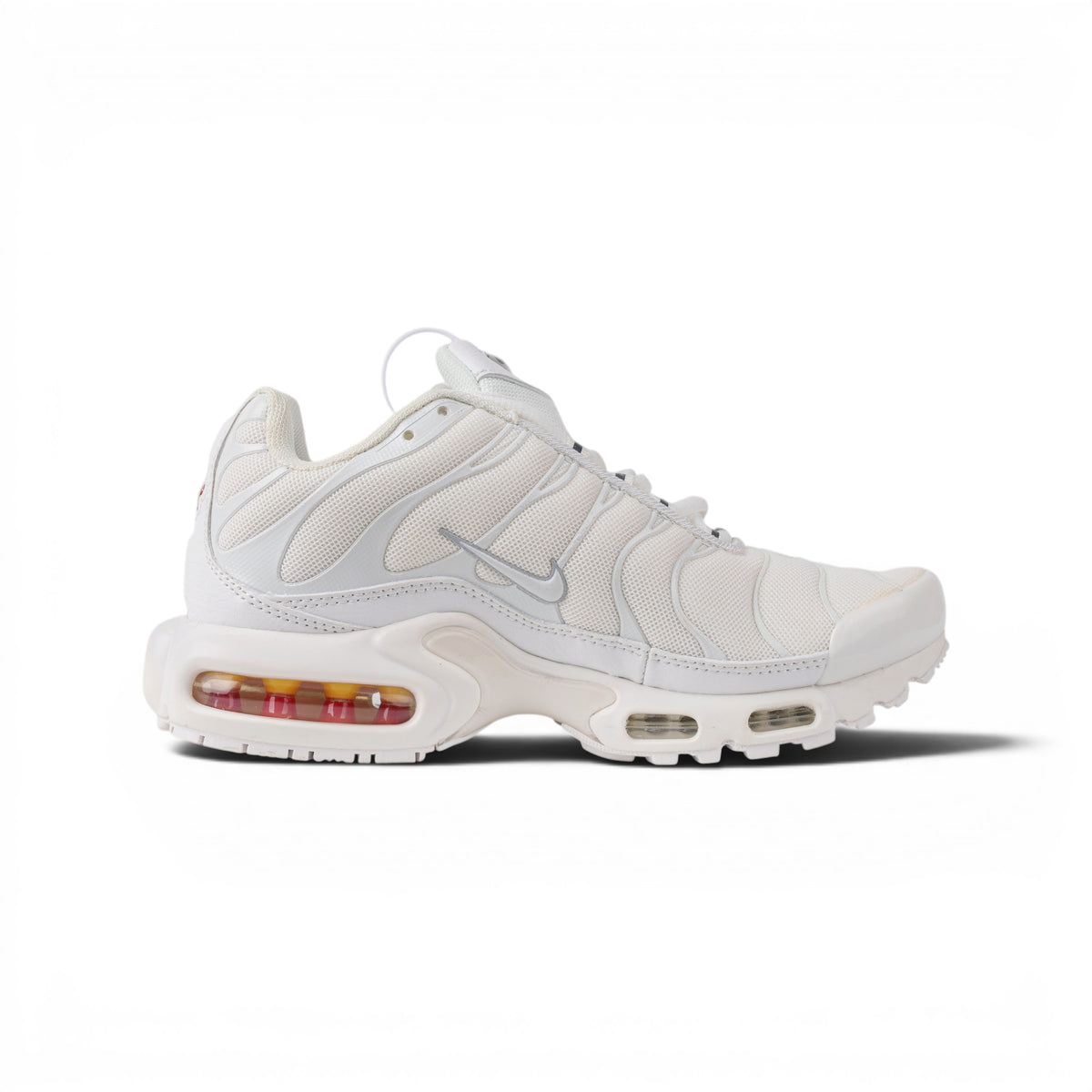 Nike Air Max Plus белые кроссовки — вид сбоку, крупный план деталей | GAMEOVERSHOP