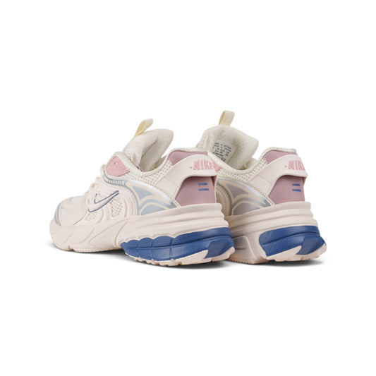 Nike V2K Run кремово-белые кроссовки с розовым и синим — вид сзади под углом | GAMEOVERSHOP