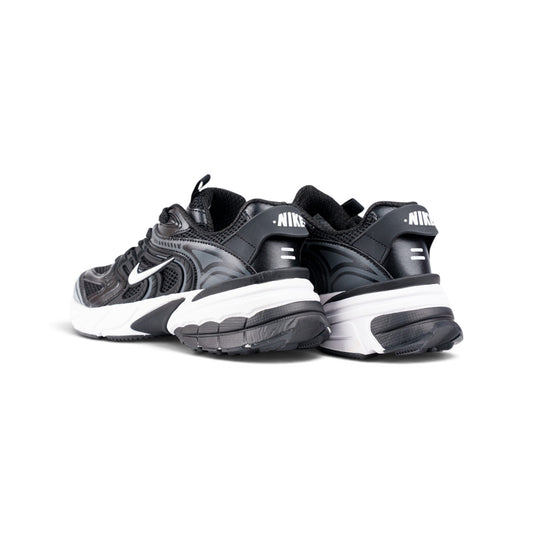 Nike V2K Run чёрные кроссовки — вид сзади под углом | GAMEOVERSHOP