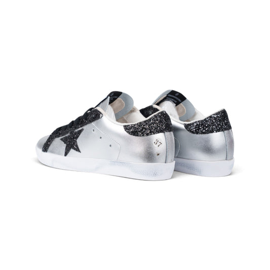 Golden Goose Superstar серебристые кроссовки с чёрным глиттером — пара, вид сзади сбоку | GAMEOVERSHOP
