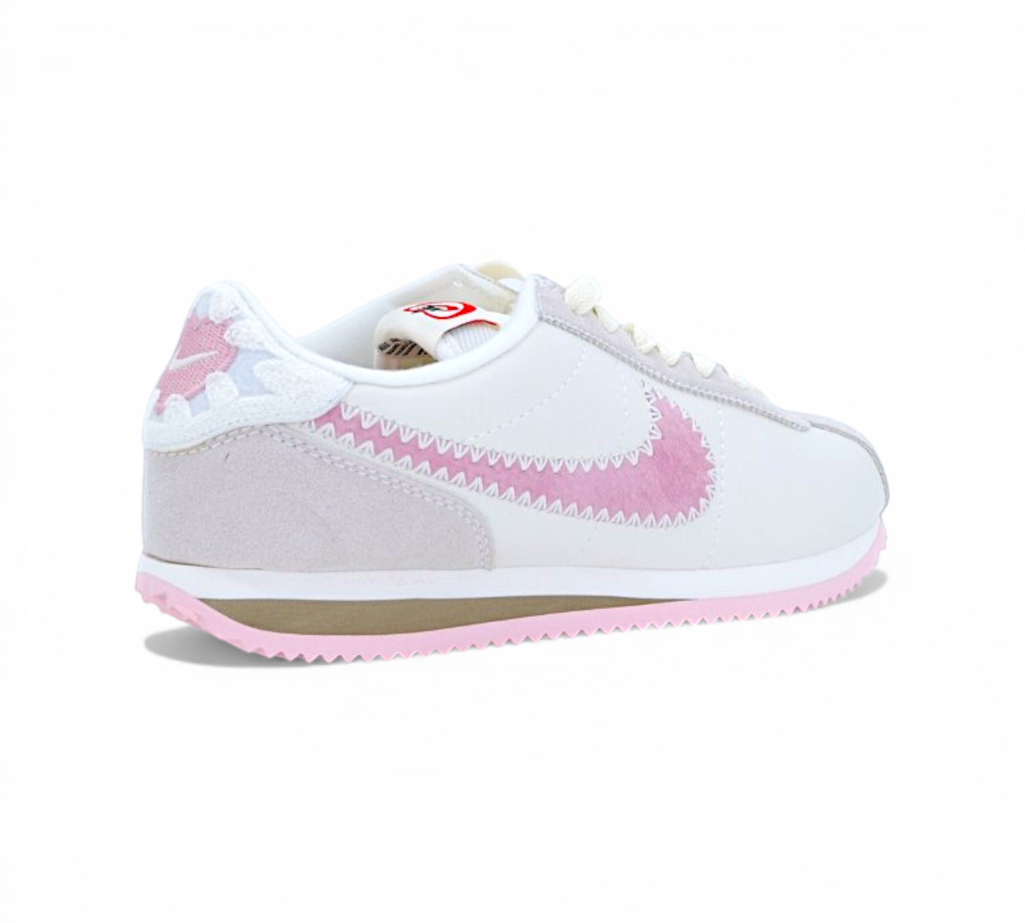 Кроссовки Nike Cortez, белые с розовым, вид сбоку