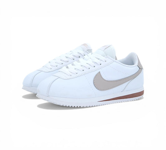 Кроссовки Nike Cortez белые с бежевыми деталями, вид сбоку