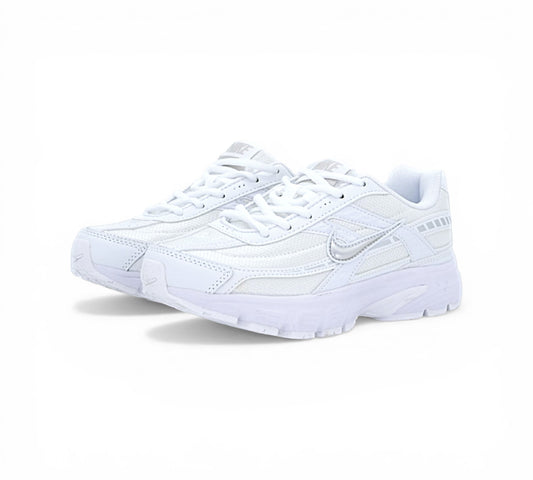 Кроссовки Nike белые, вид сбоку