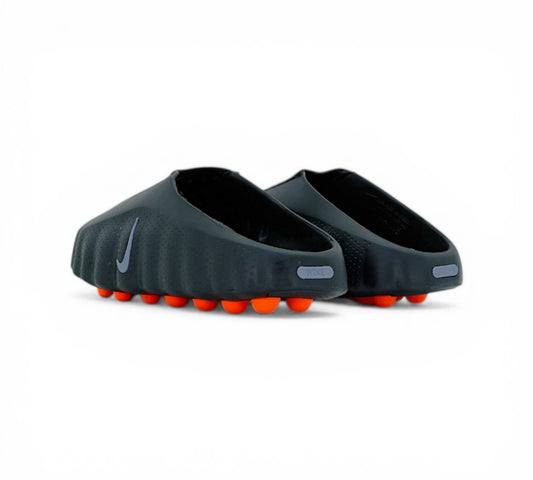 Мюли Nike Calm, черные, с оранжевой подошвой, вид сбоку