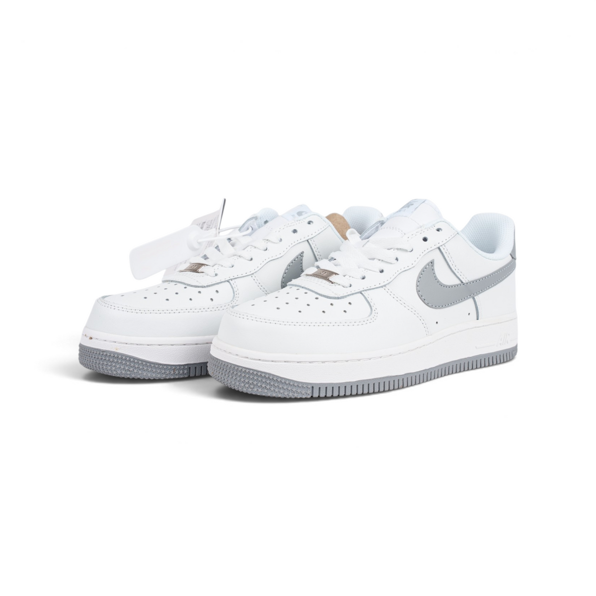 Nike Air Force 1 Low белые с серым свушем кроссовки — пара, вид спереди сбоку | GAMEOVERSHOP