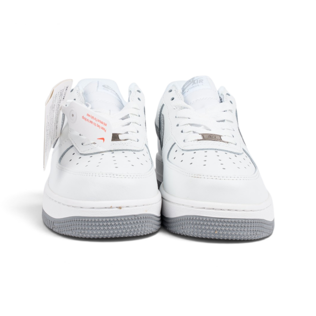 Nike Air Force 1 Low белые с серым свушем кроссовки — пара, вид спереди | GAMEOVERSHOP