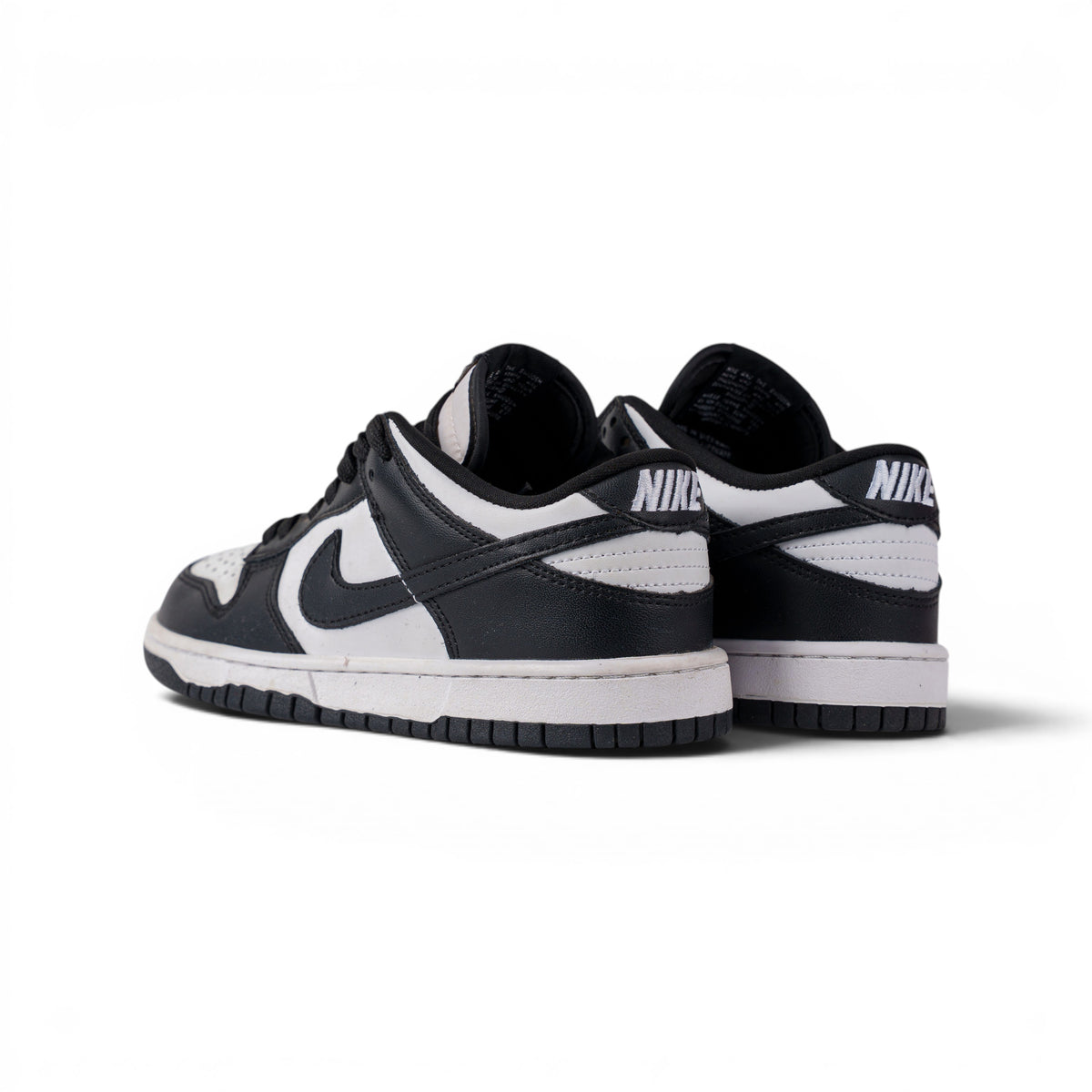 Nike SB Dunk Low чёрно-белые кроссовки — пара, вид сзади сбоку | GAMEOVERSHOP