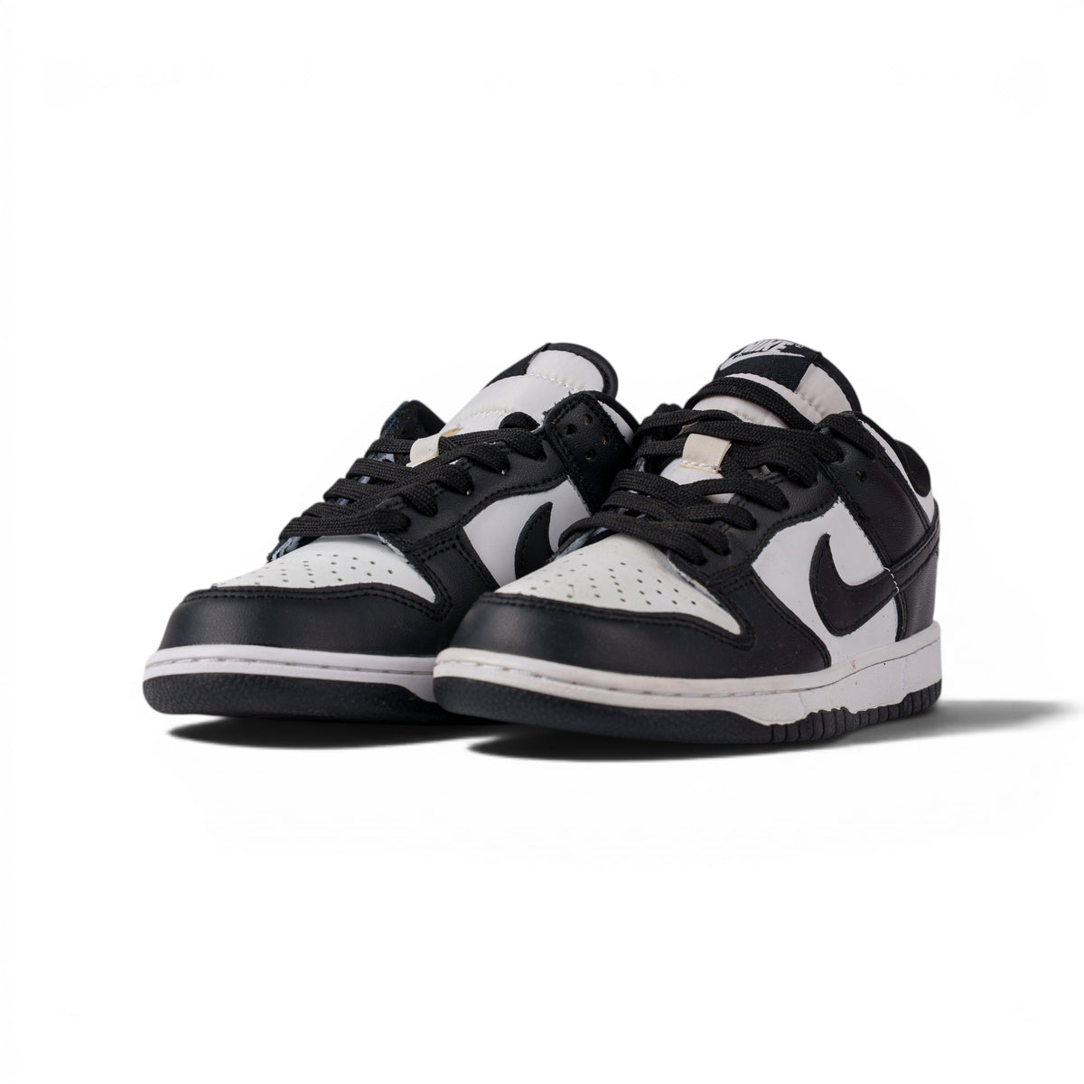 Nike SB Dunk Low чёрно-белые кроссовки — пара, вид спереди сбоку | GAMEOVERSHOP