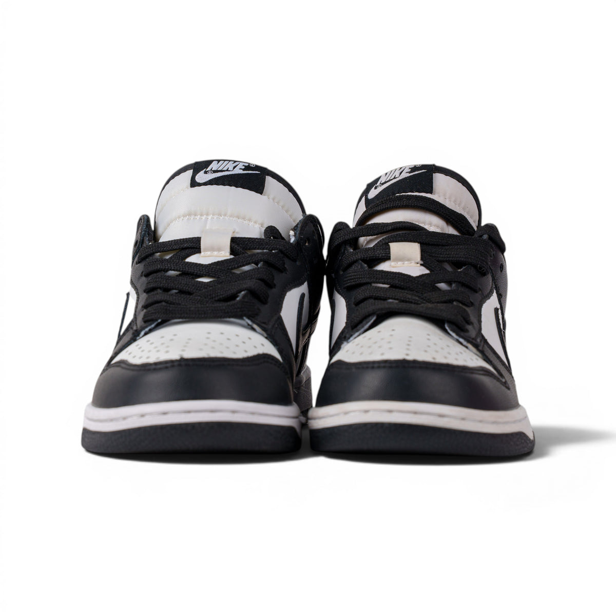 Nike SB Dunk Low чёрно-белые кроссовки — вид спереди | GAMEOVERSHOP