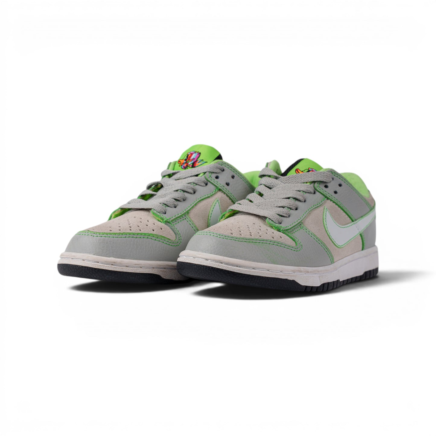 Nike Dunk Low серо-зелёные кроссовки — пара, вид спереди сбоку | GAMEOVERSHOP