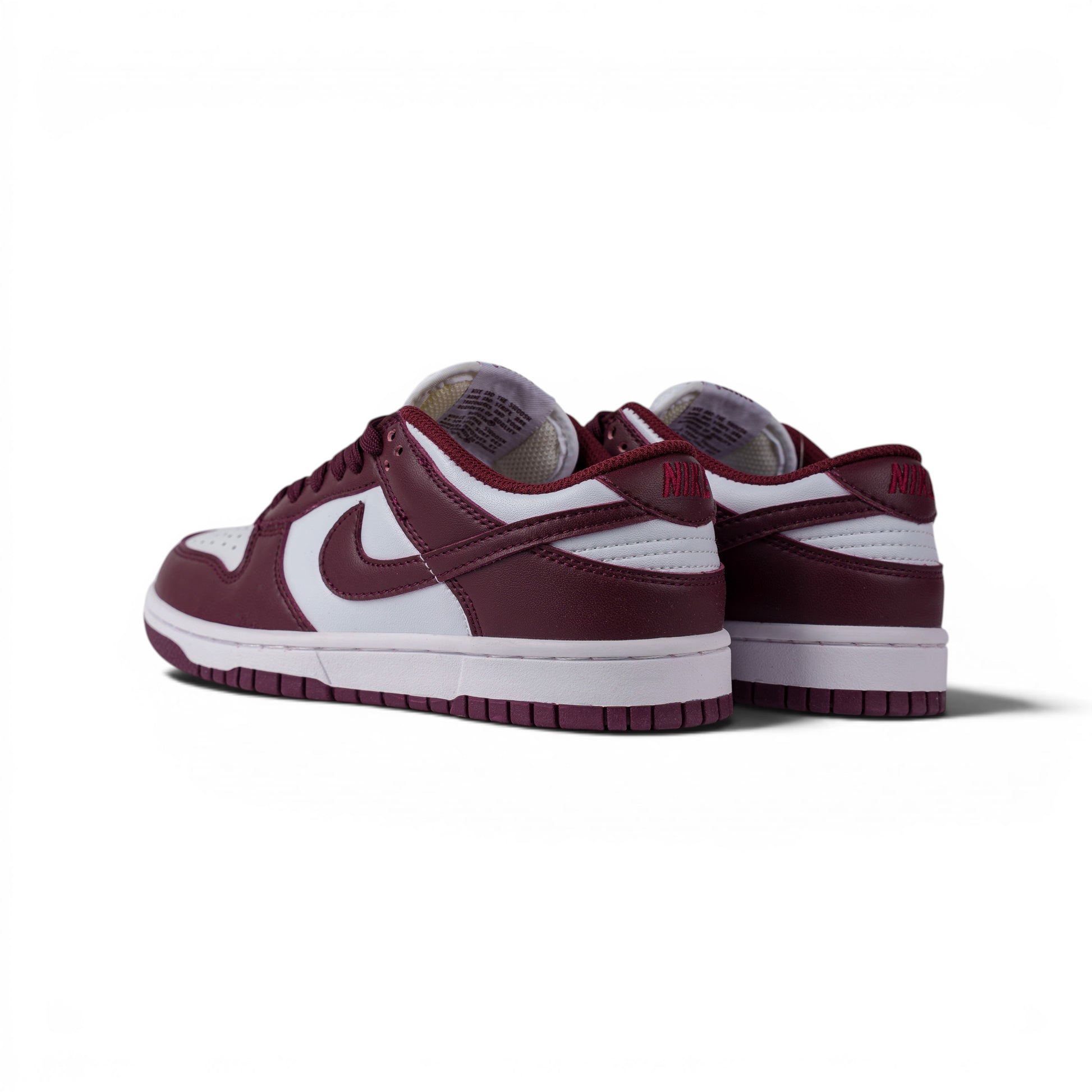 Nike Dunk Low бордово-белые кроссовки — пара, вид сзади | GAMEOVERSHOP