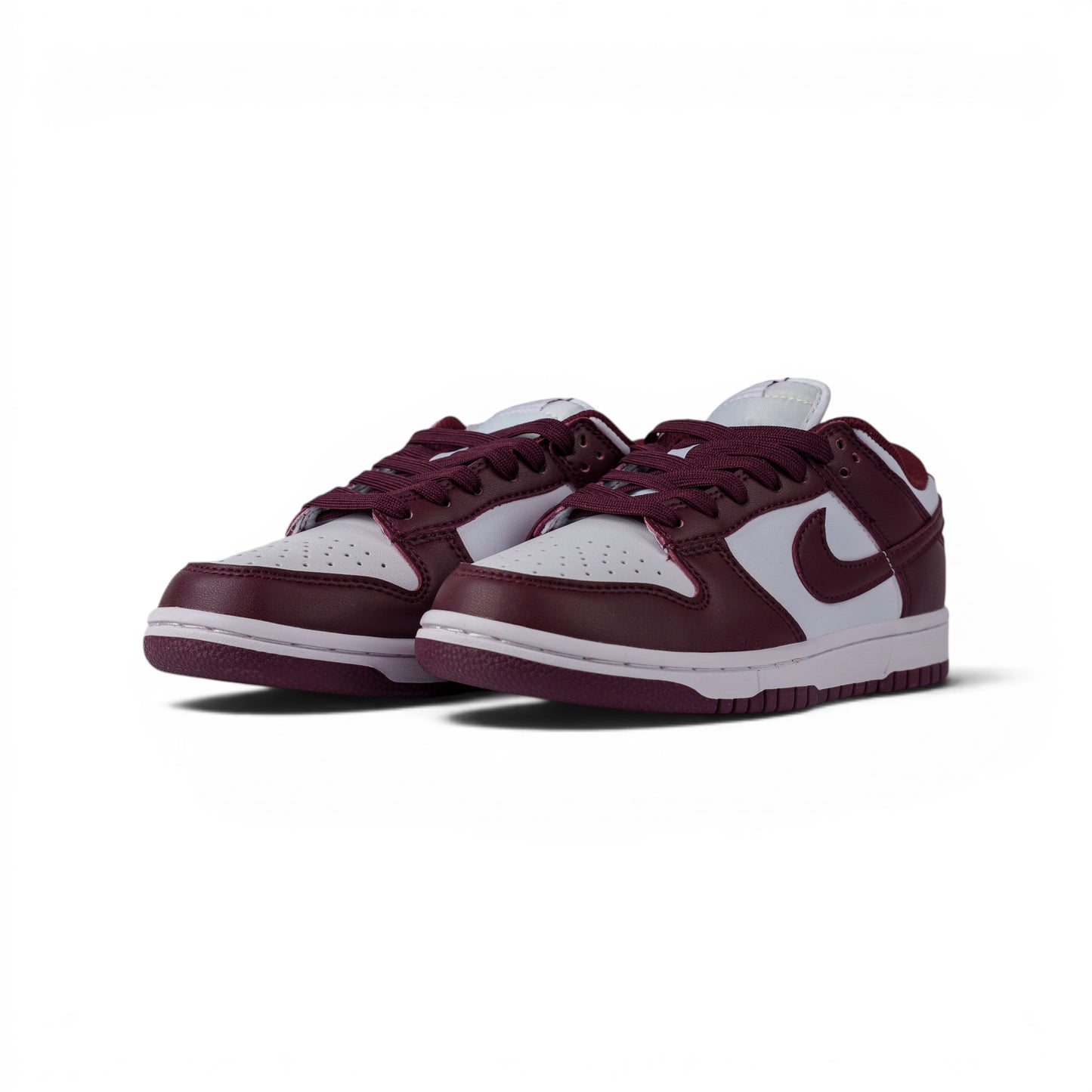 Nike Dunk Low бордово-белые кроссовки — пара, вид спереди сбоку | GAMEOVERSHOP