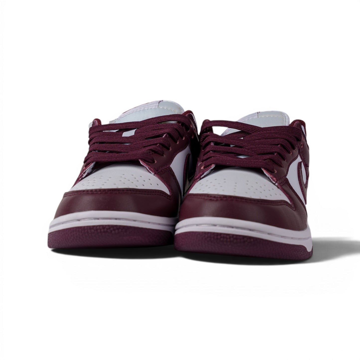 Nike Dunk Low бордово-белые кроссовки — вид спереди | GAMEOVERSHOP