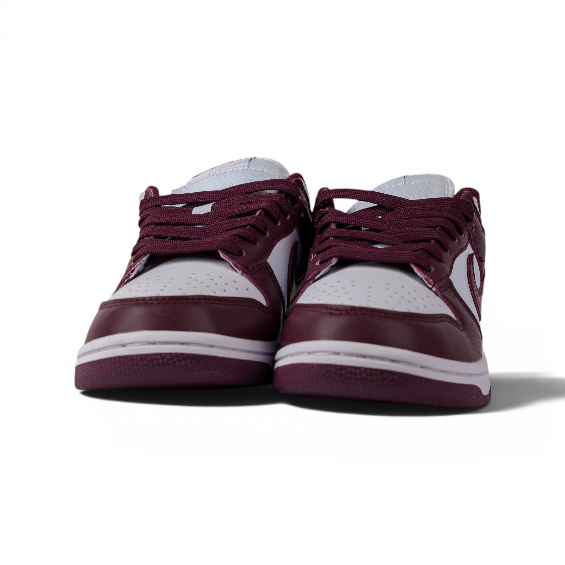 Nike Dunk Low бордово-белые кроссовки — вид спереди | GAMEOVERSHOP