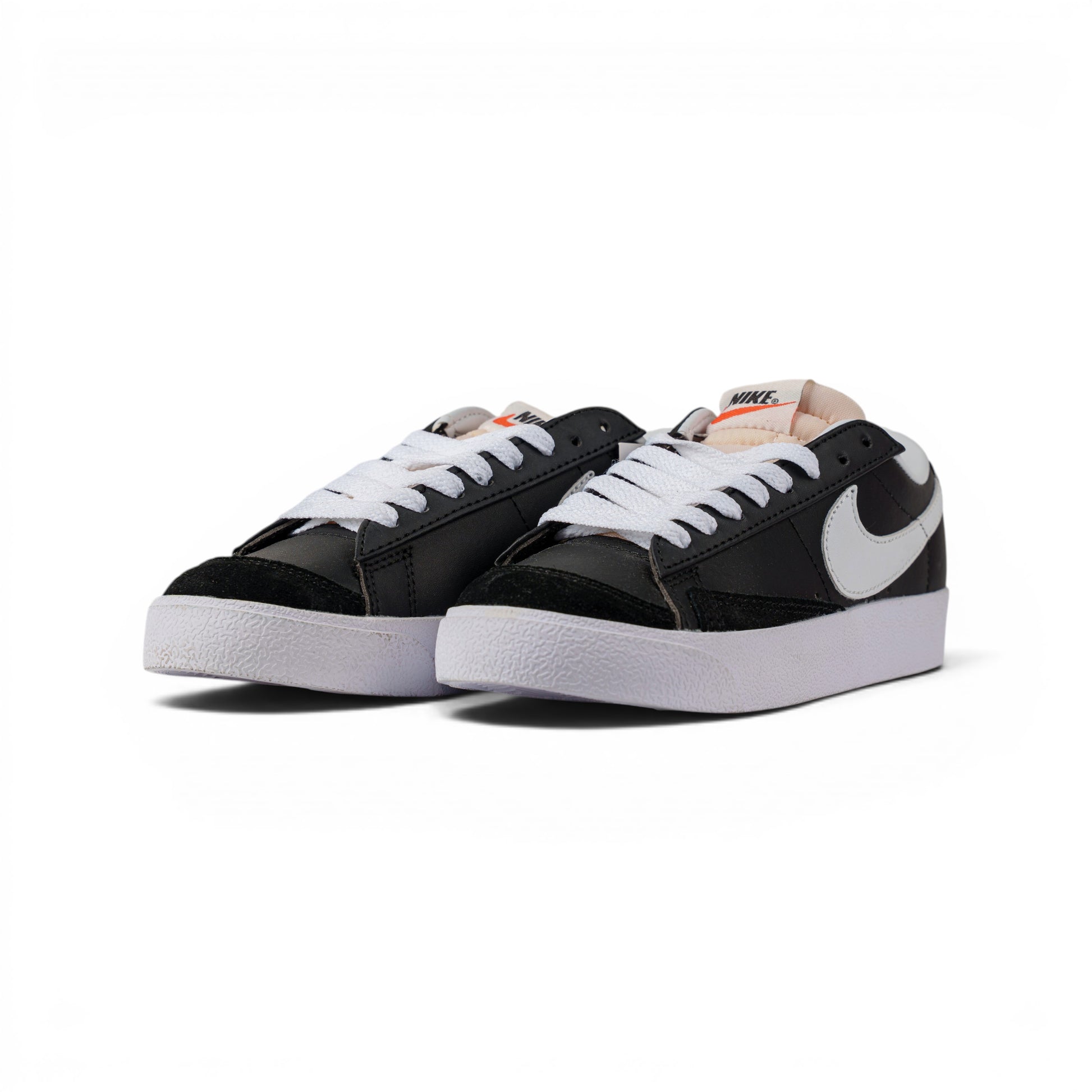 Nike Blazer Low чёрные кеды — пара, вид спереди сбоку | GAMEOVERSHOP