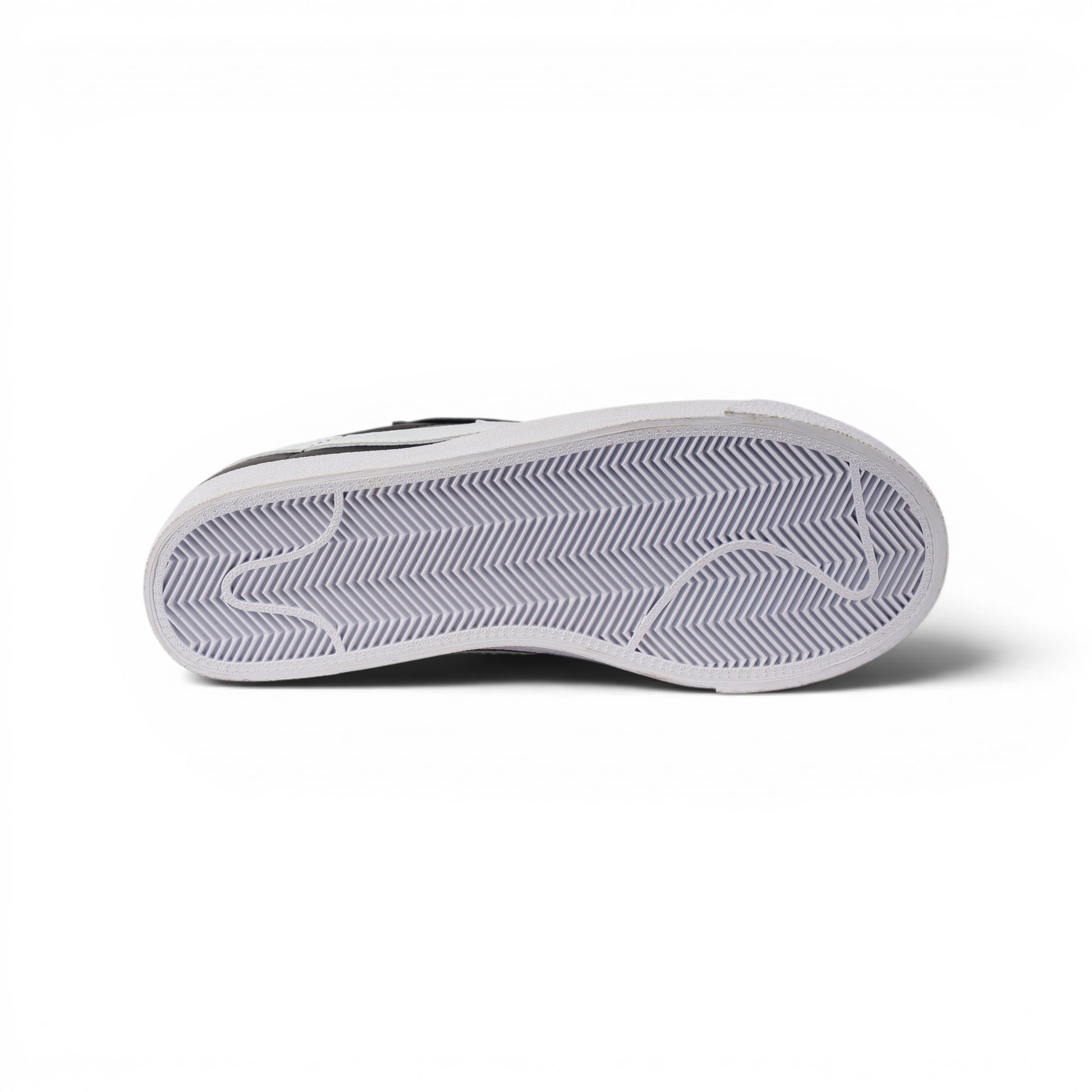 Nike Blazer Low чёрные кеды — вид сзади, логотип Nike | GAMEOVERSHOP