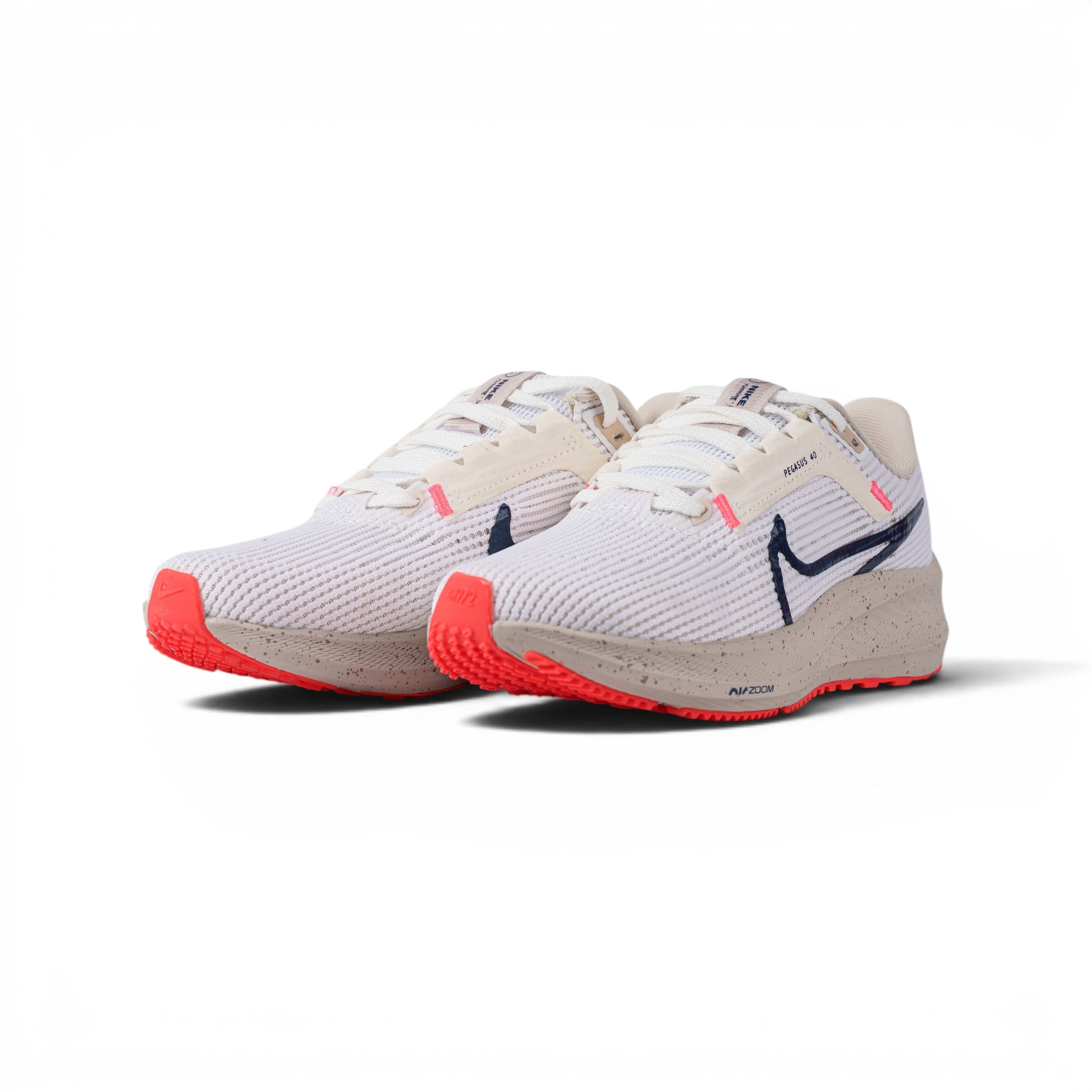 Nike Air Zoom Pegasus 40 белые кроссовки — пара, вид спереди сбоку | GAMEOVERSHOP