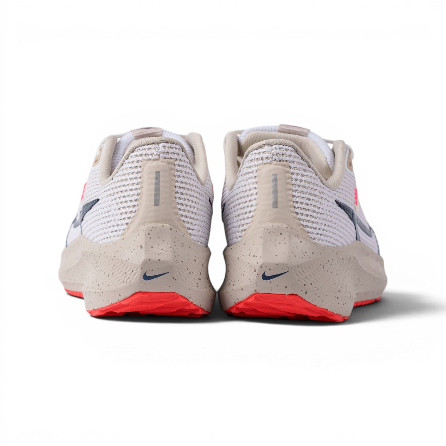 Nike Air Zoom Pegasus 40 белые кроссовки — вид сзади | GAMEOVERSHOP