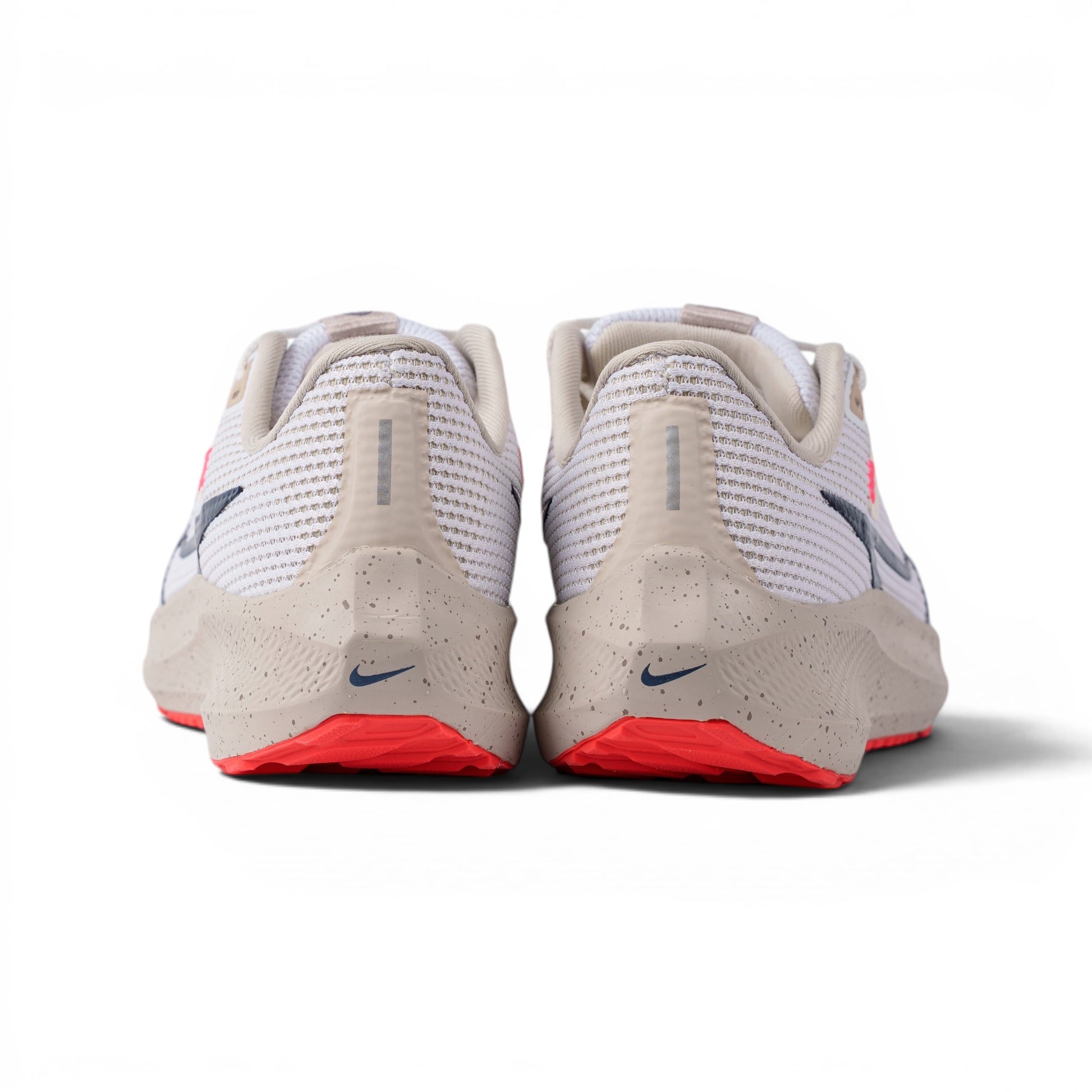 Nike Air Zoom Pegasus 40 белые кроссовки — вид сзади | GAMEOVERSHOP
