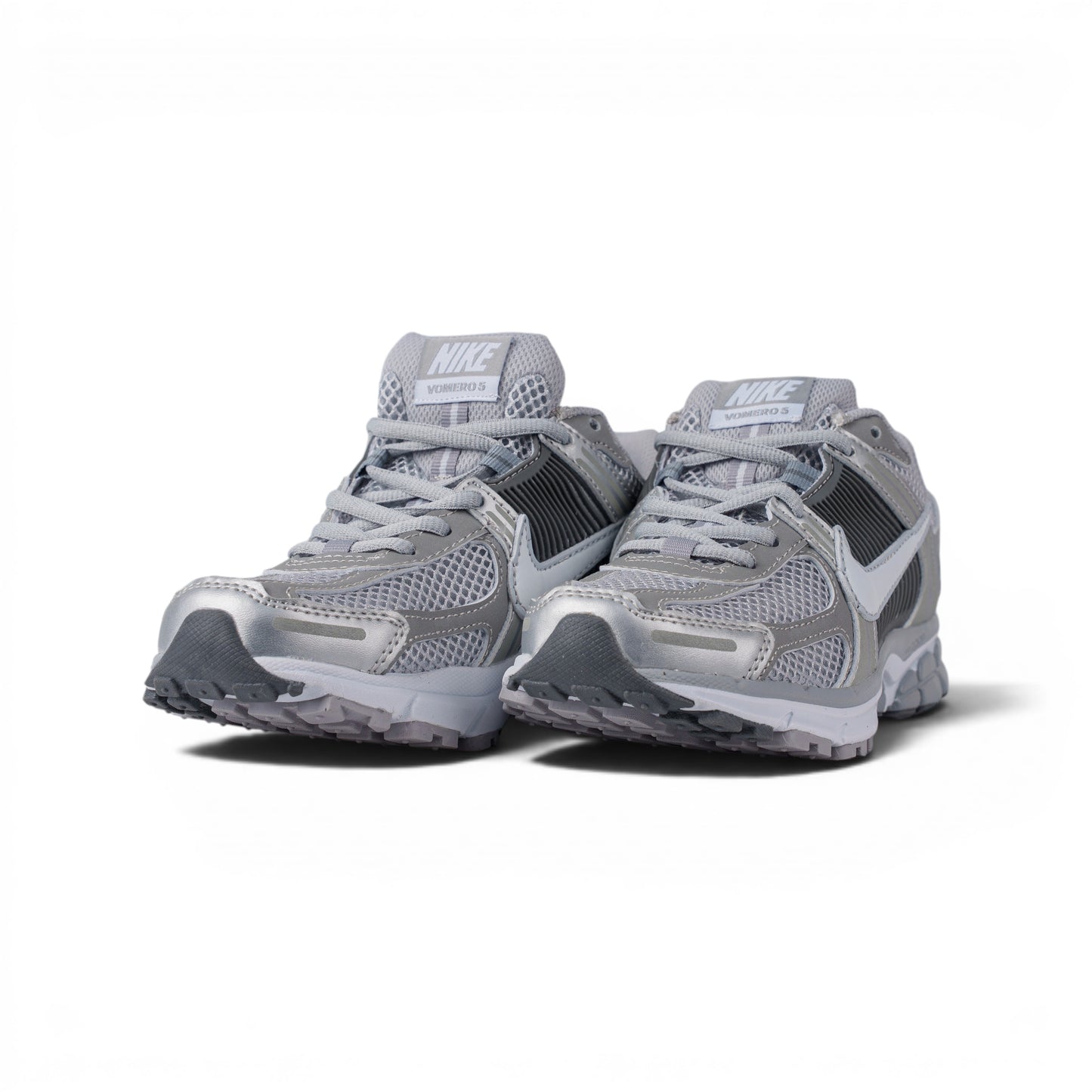 Nike Zoom Vomero 5 серые кроссовки — пара, вид спереди сбоку | GAMEOVERSHOP