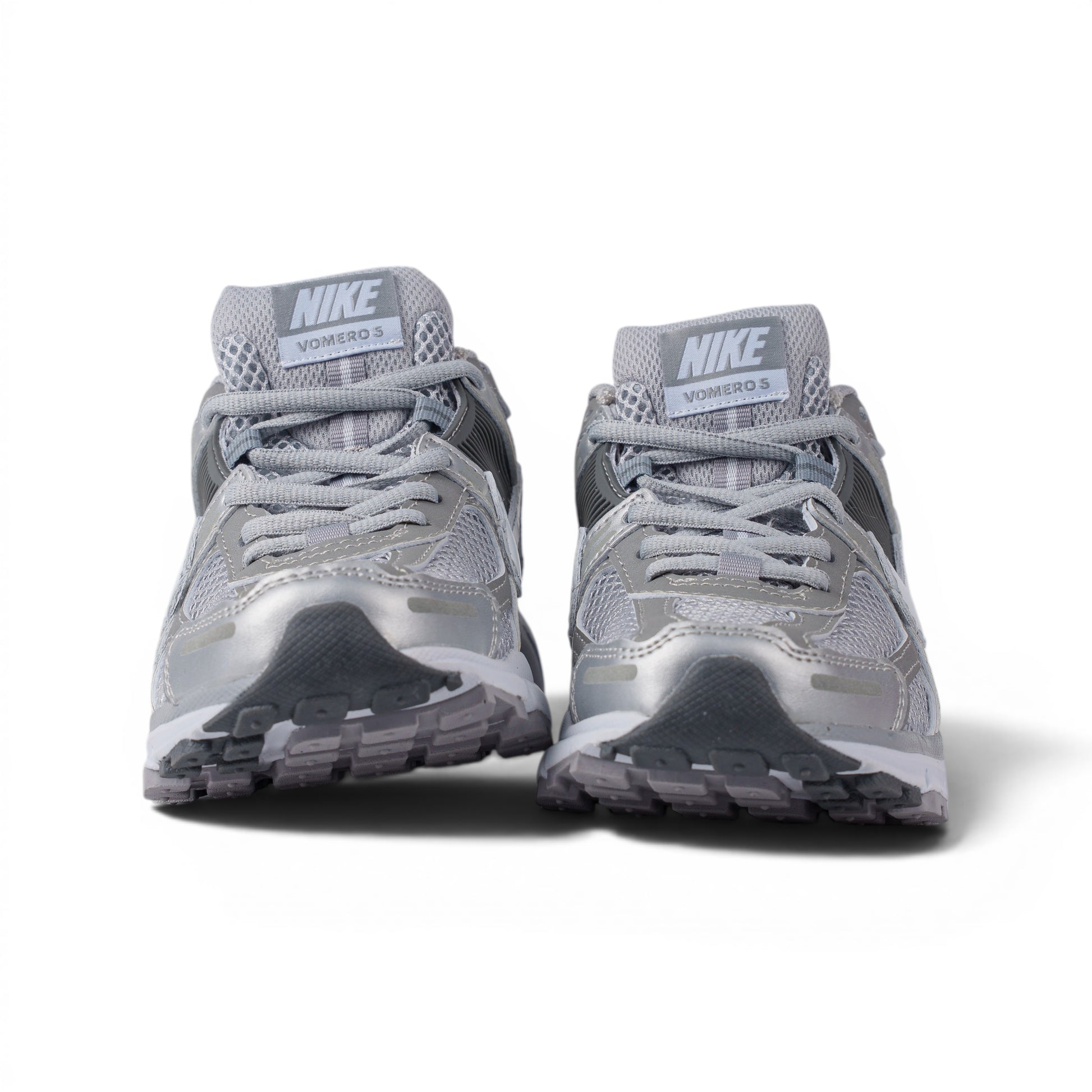Nike Zoom Vomero 5 серые кроссовки — вид спереди | GAMEOVERSHOP