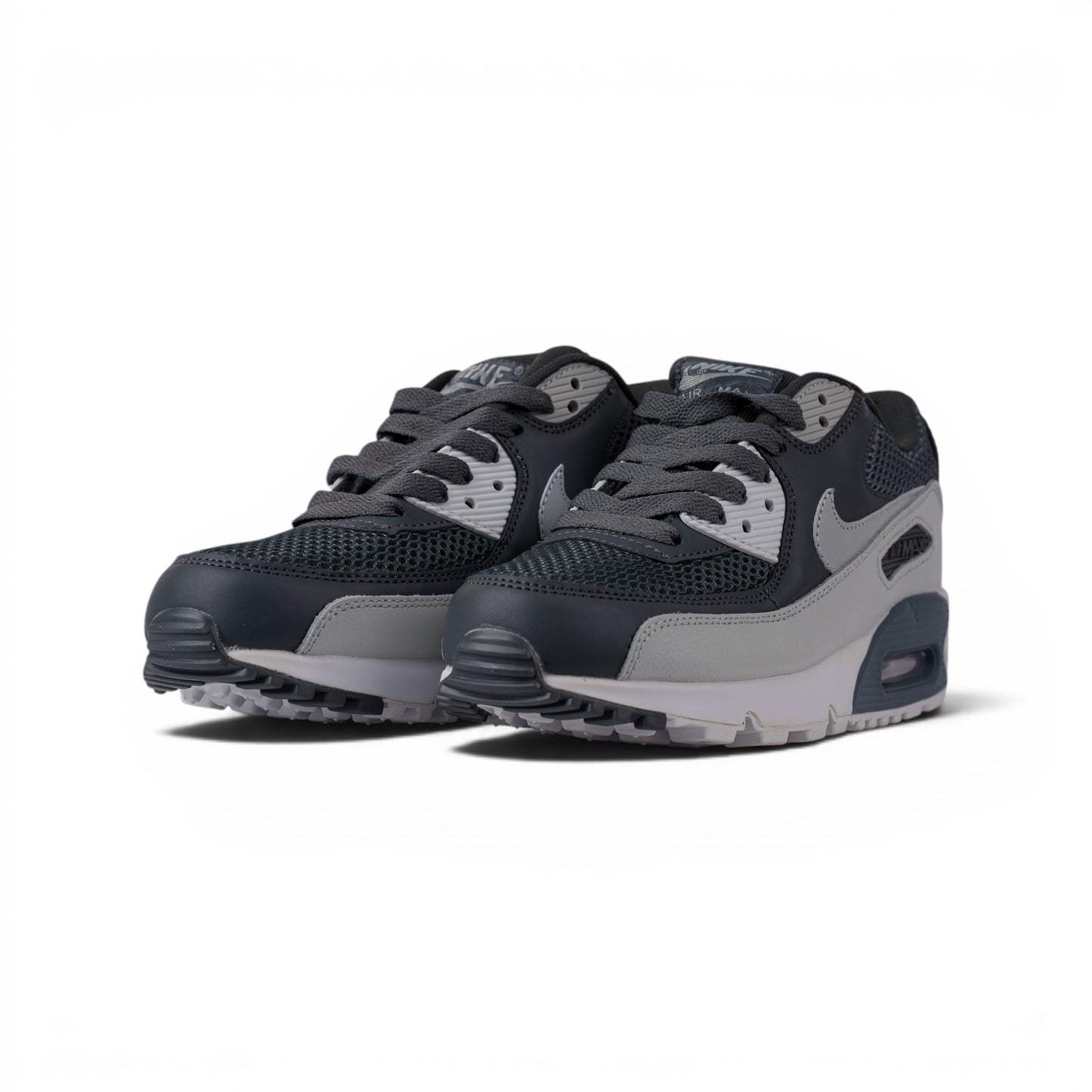 Nike Air Max 90 серые кроссовки — пара, вид спереди сбоку | GAMEOVERSHOP