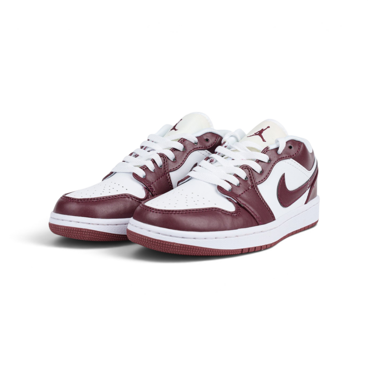 Nike Air Jordan 1 Low Team Red бордово-белые кроссовки — пара, вид спереди сбоку | GAMEOVERSHOP