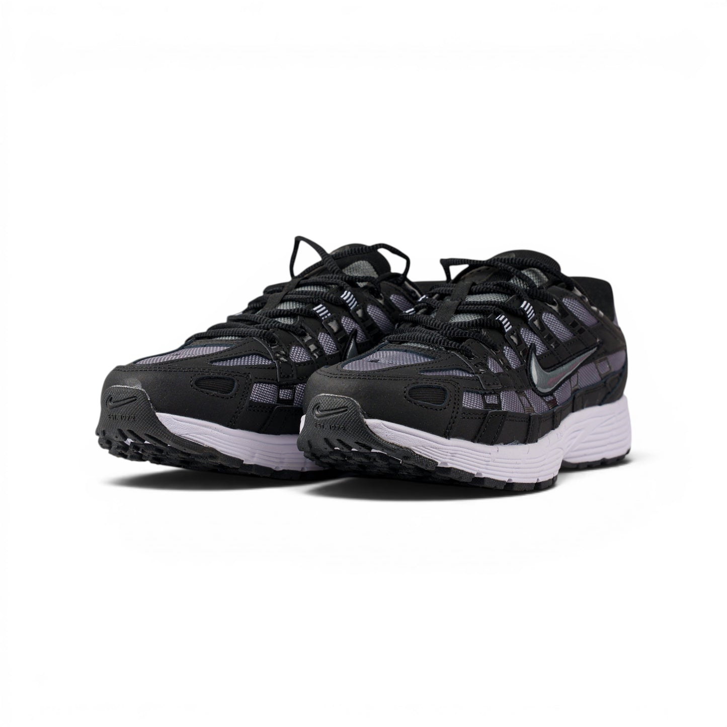 Nike P-6000 чёрно-серые кроссовки — пара, вид спереди сбоку | GAMEOVERSHOP