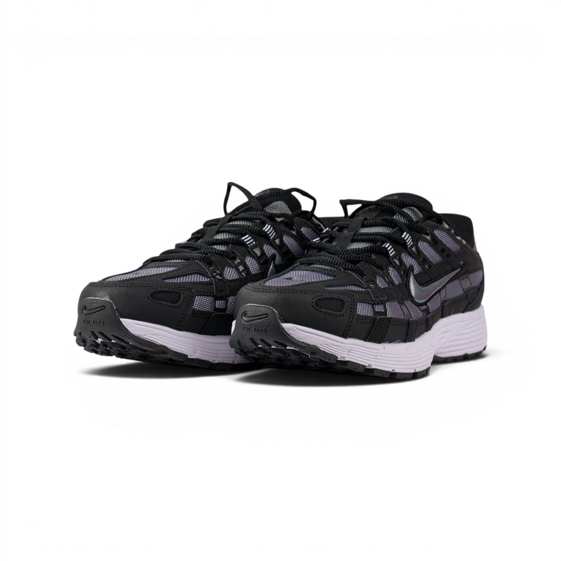 Nike P-6000 чёрно-серые кроссовки — пара, вид спереди сбоку | GAMEOVERSHOP