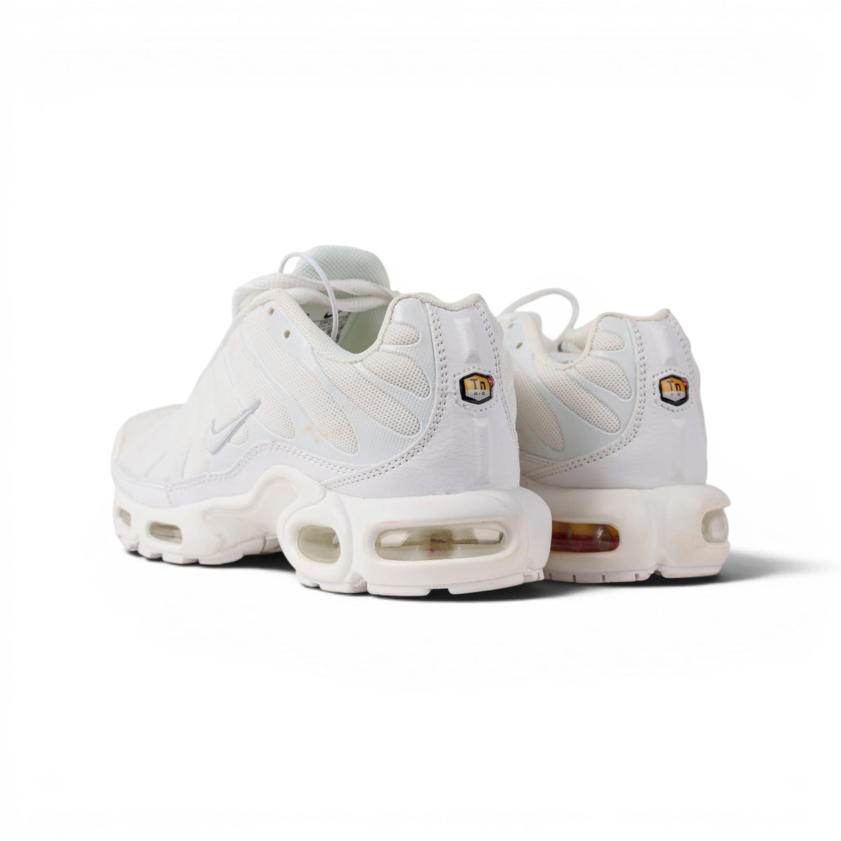 Nike Air Max Plus белые кроссовки — пара, вид сзади | GAMEOVERSHOP