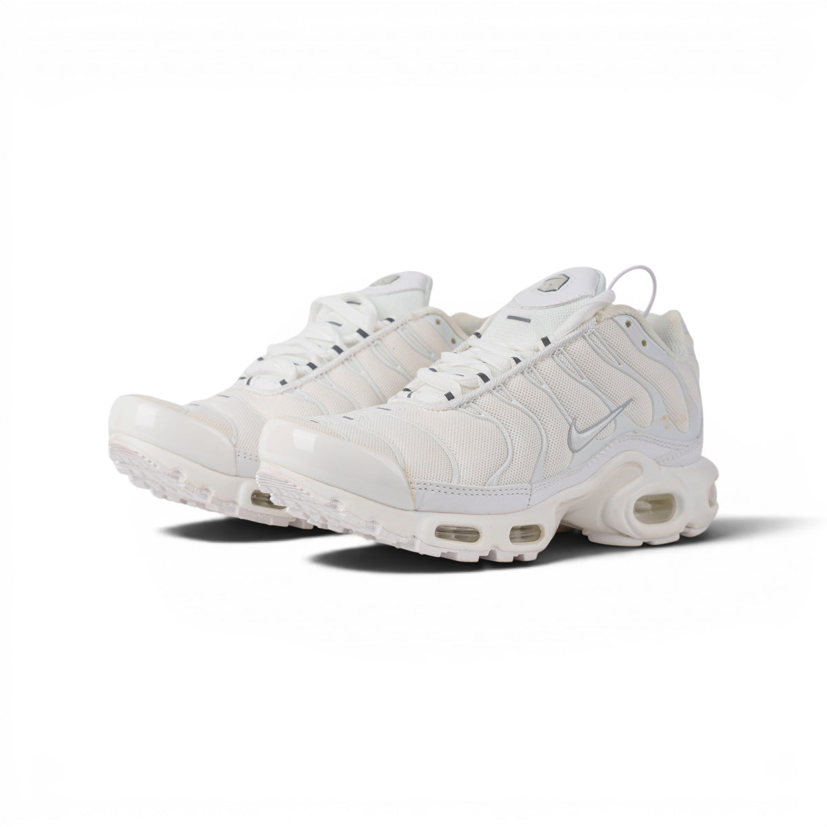 Nike Air Max Plus белые кроссовки — пара, вид спереди сбоку | GAMEOVERSHOP
