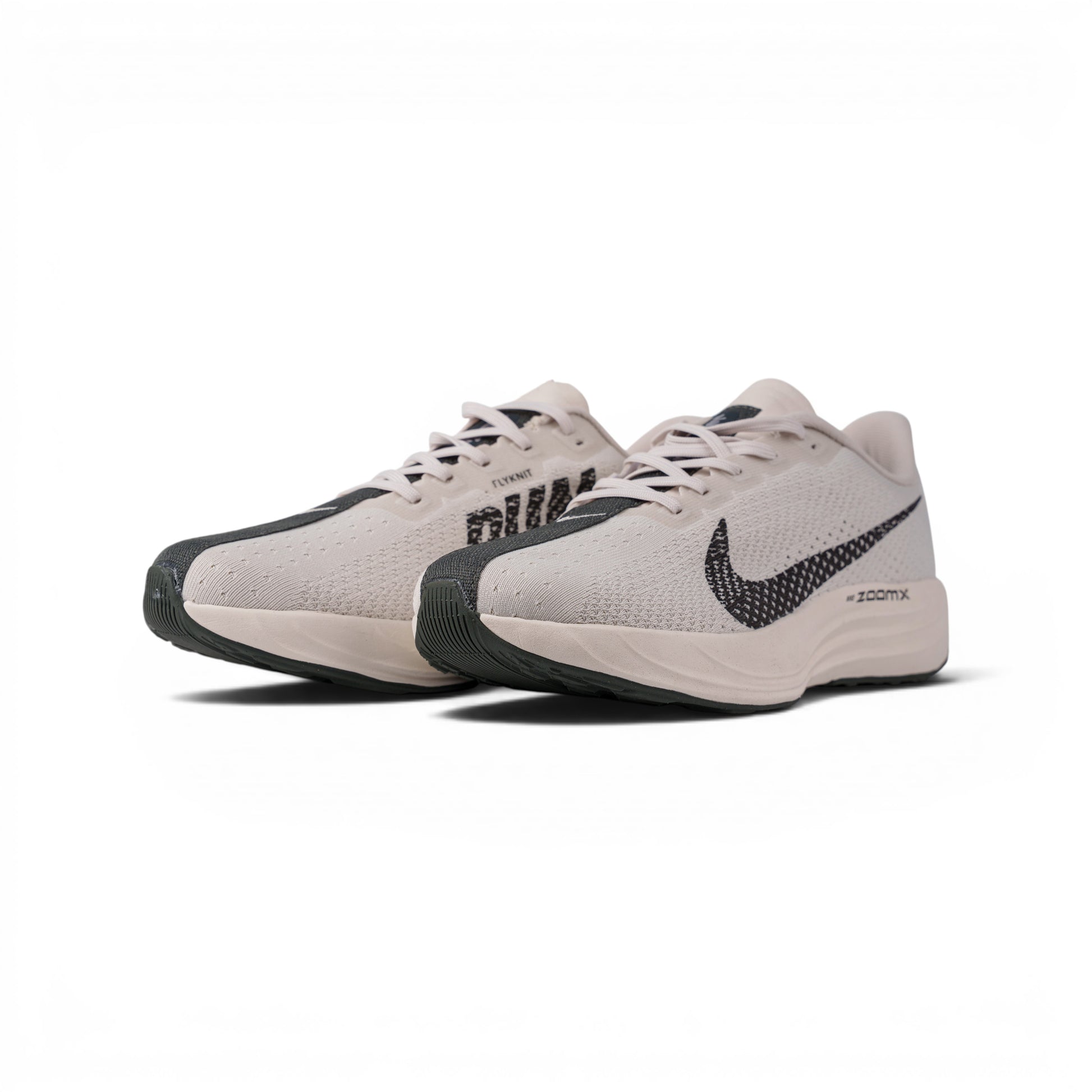 Nike ZoomX Vaporfly NEXT% белые кроссовки — пара, вид спереди сбоку | GAMEOVERSHOP