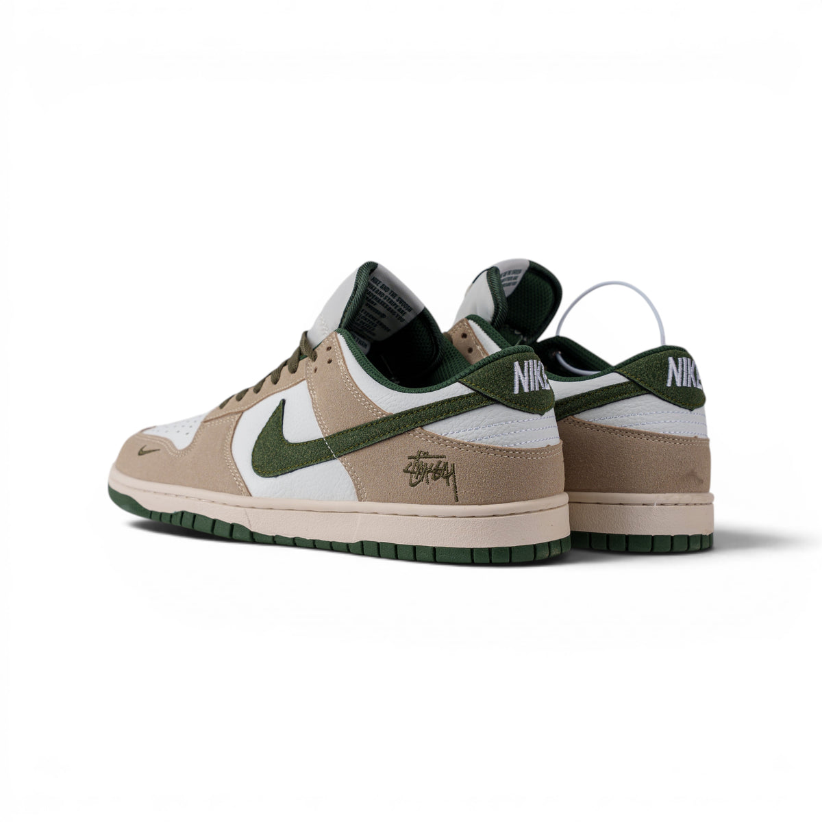 Nike SB Dunk Low бежево-зелёные кроссовки — вид сзади, пара | GAMEOVERSHOP