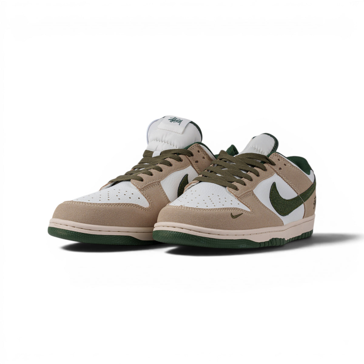 Nike SB Dunk Low бежево-зелёные кроссовки — пара, вид спереди сбоку | GAMEOVERSHOP
