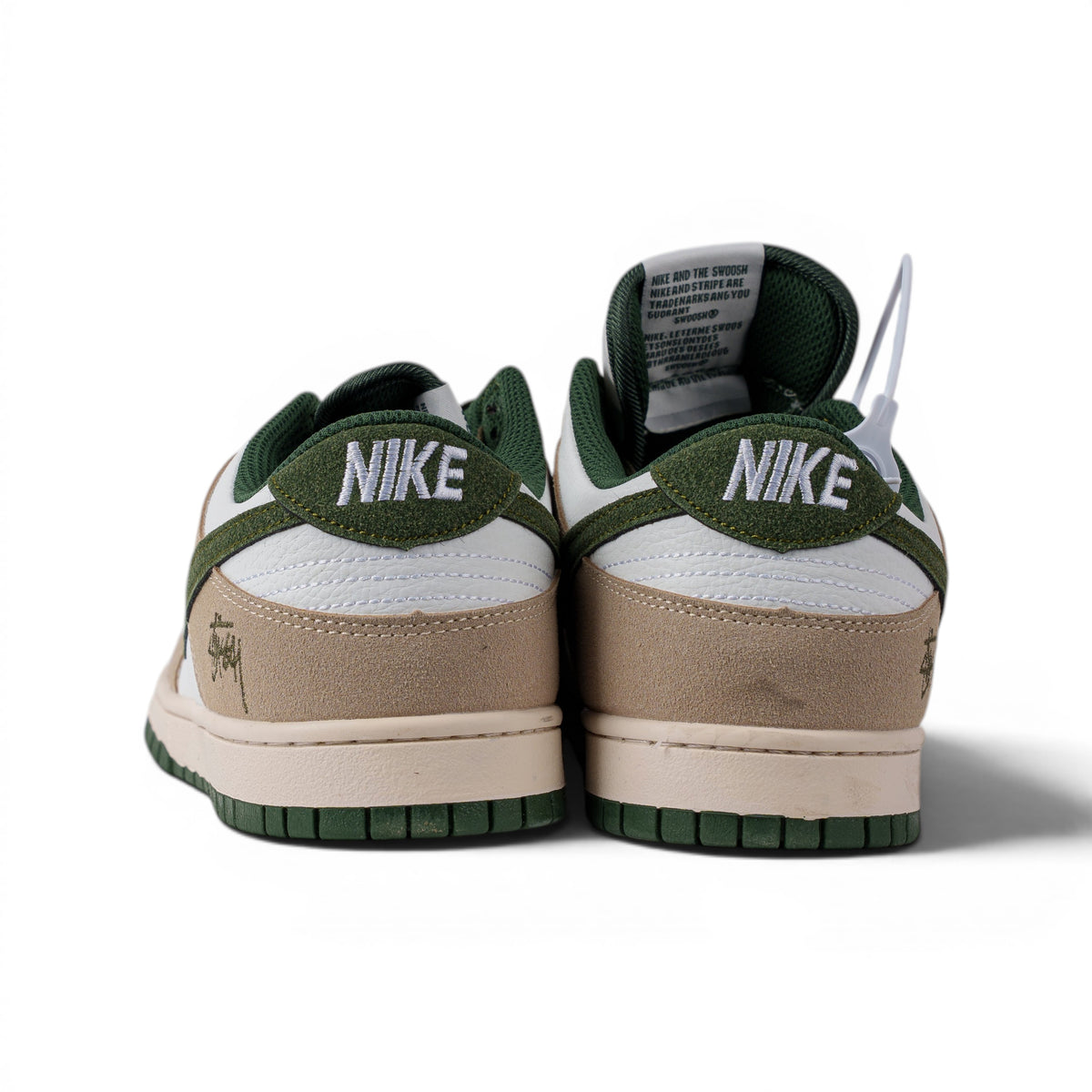 Nike SB Dunk Low бежево-зелёные кроссовки — вид сзади, крупный план | GAMEOVERSHOP