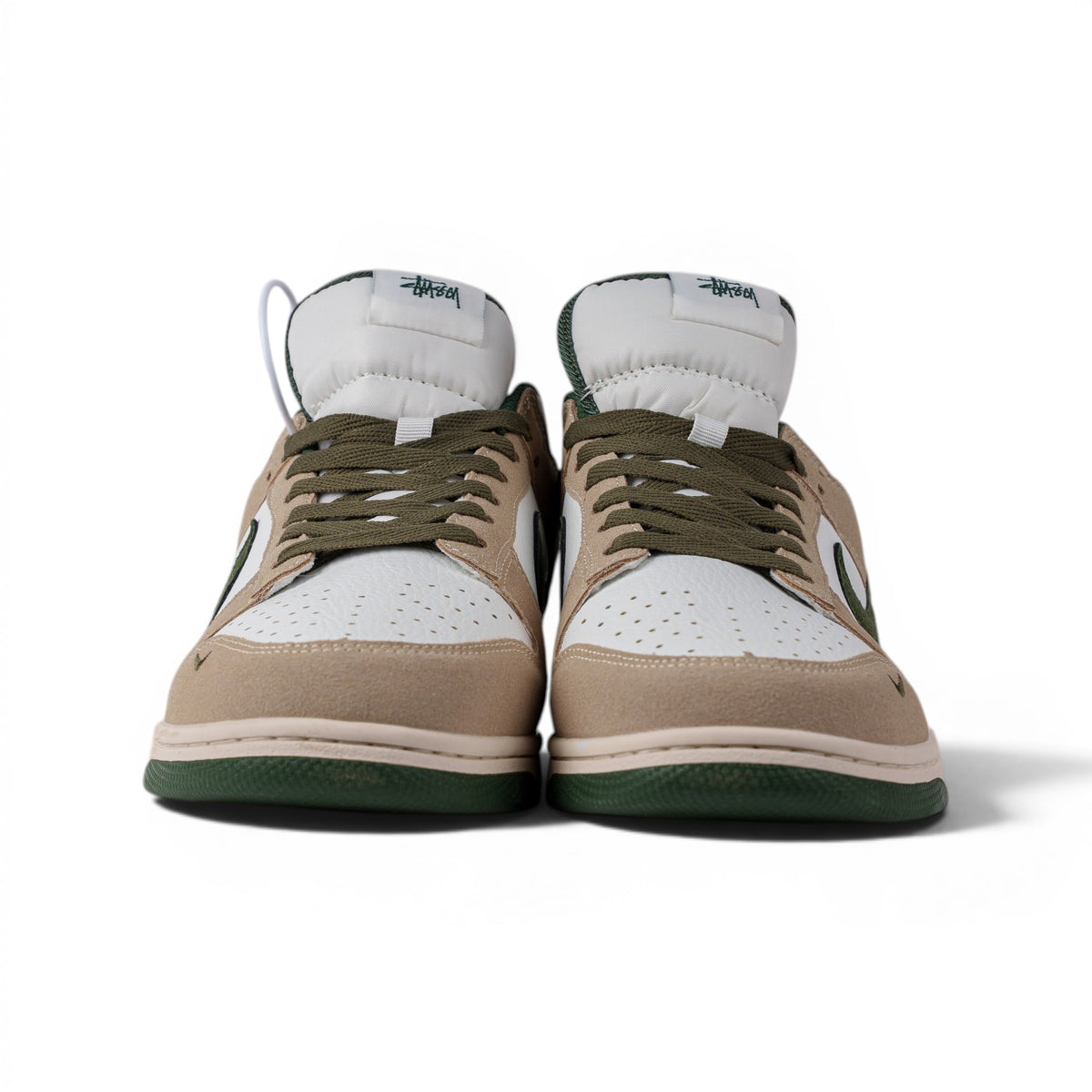 Nike SB Dunk Low бежево-зелёные кроссовки — вид спереди, пара | GAMEOVERSHOP