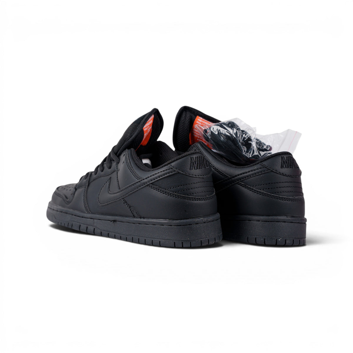 Nike SB Dunk Low чёрные кроссовки — пара, вид сзади сбоку | GAMEOVERSHOP