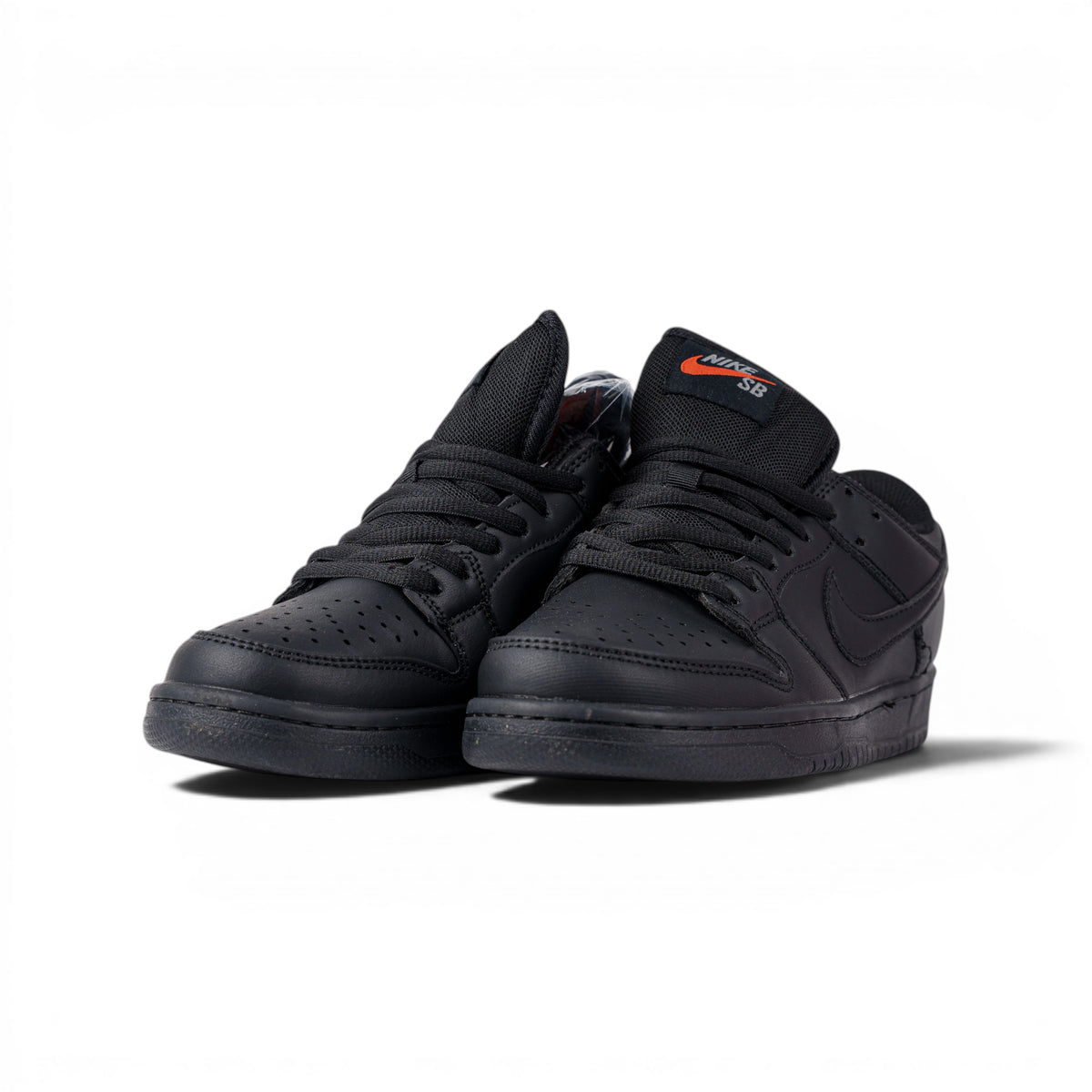Nike SB Dunk Low чёрные кроссовки — пара, вид спереди сбоку | GAMEOVERSHOP