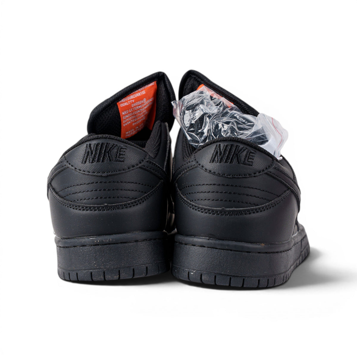 Nike SB Dunk Low чёрные кроссовки — вид сзади | GAMEOVERSHOP