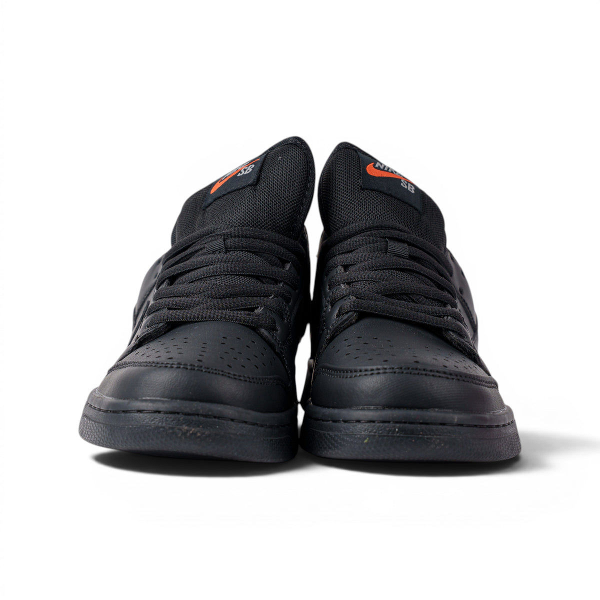 Nike SB Dunk Low чёрные кроссовки — вид спереди | GAMEOVERSHOP