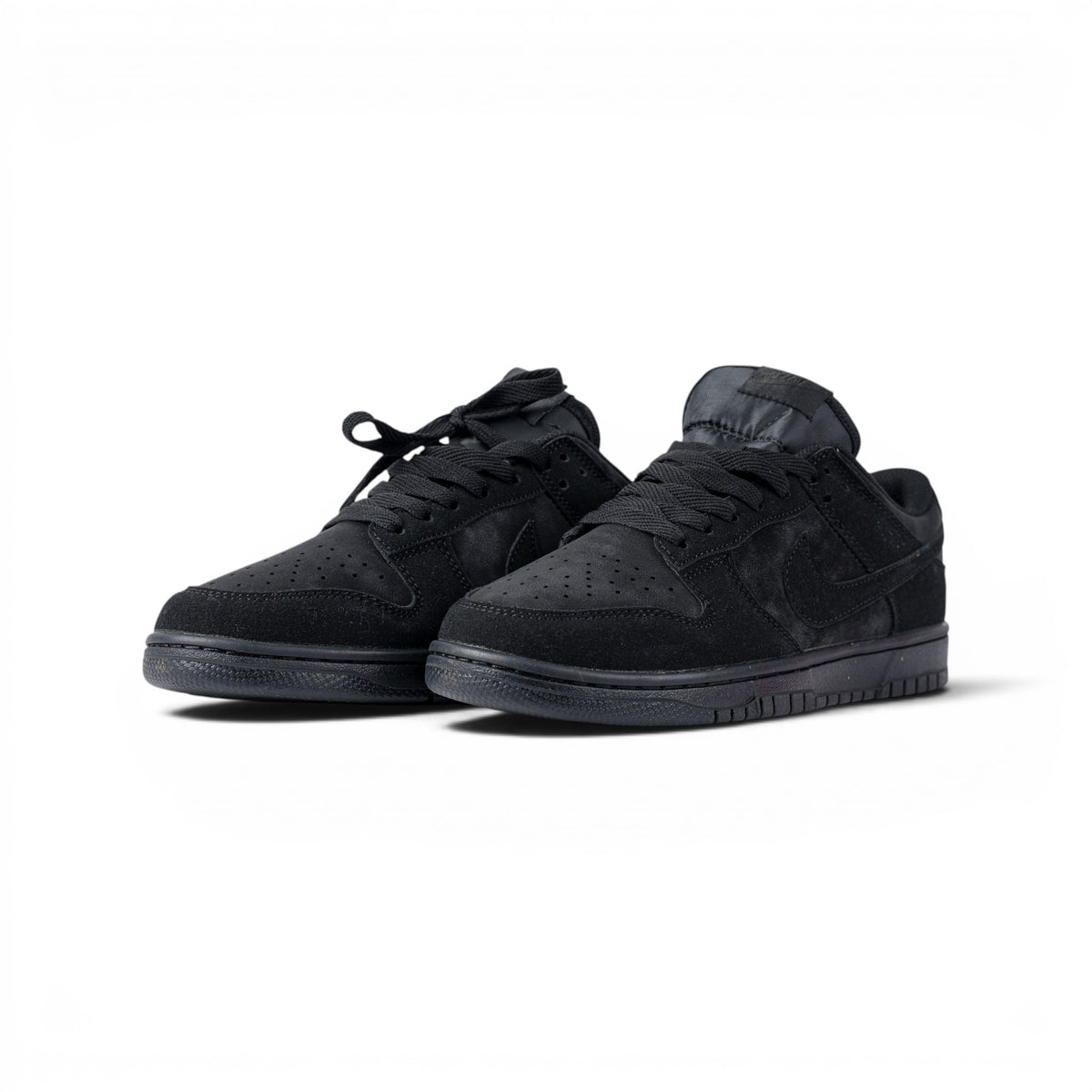 Nike SB Dunk Low чёрные замшевые кроссовки — пара, вид спереди сбоку | GAMEOVERSHOP