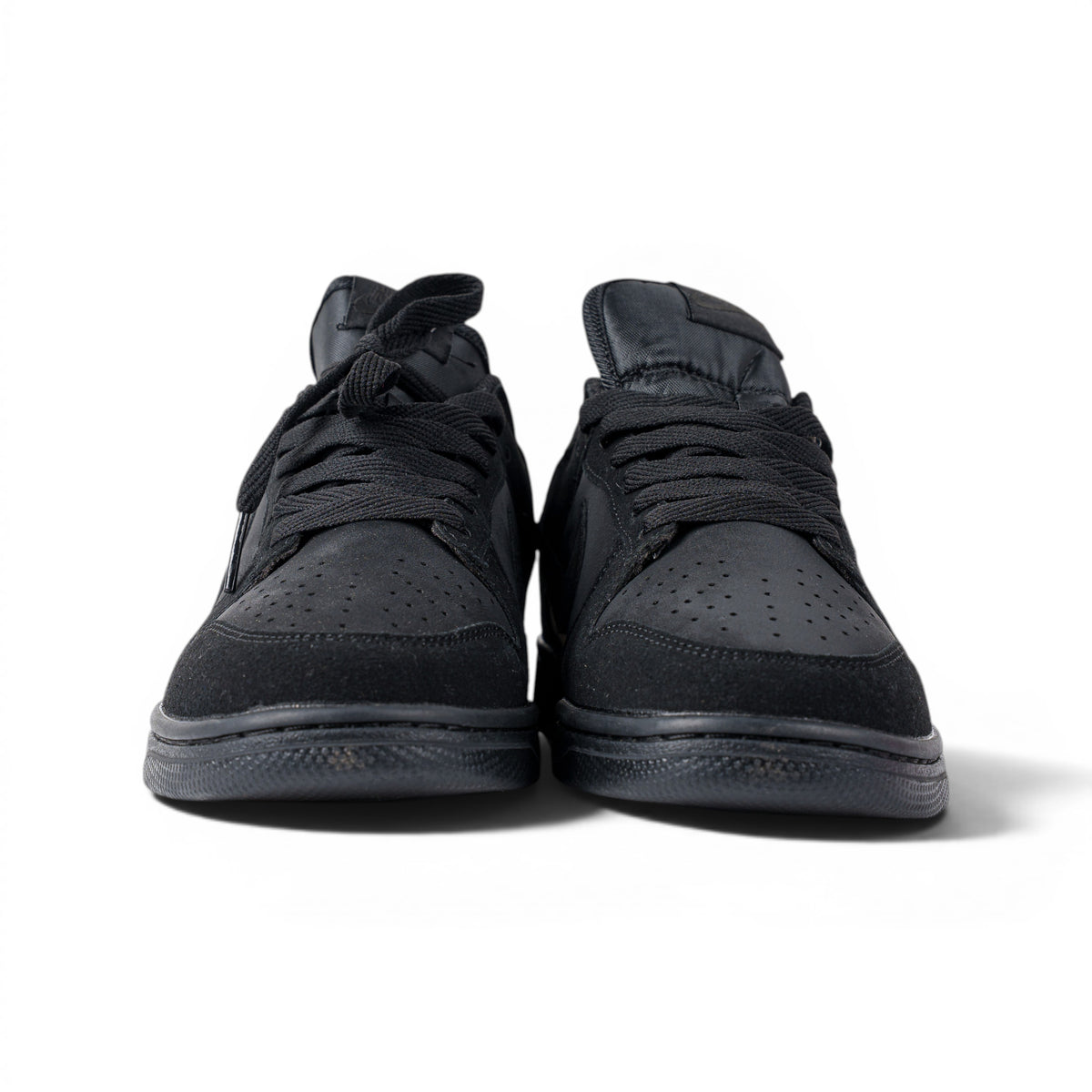 Nike SB Dunk Low чёрные замшевые кроссовки — вид спереди | GAMEOVERSHOP