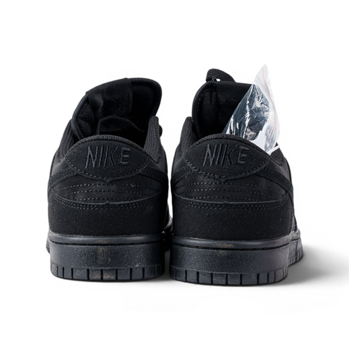 Nike SB Dunk Low чёрные замшевые кроссовки — вид сзади | GAMEOVERSHOP