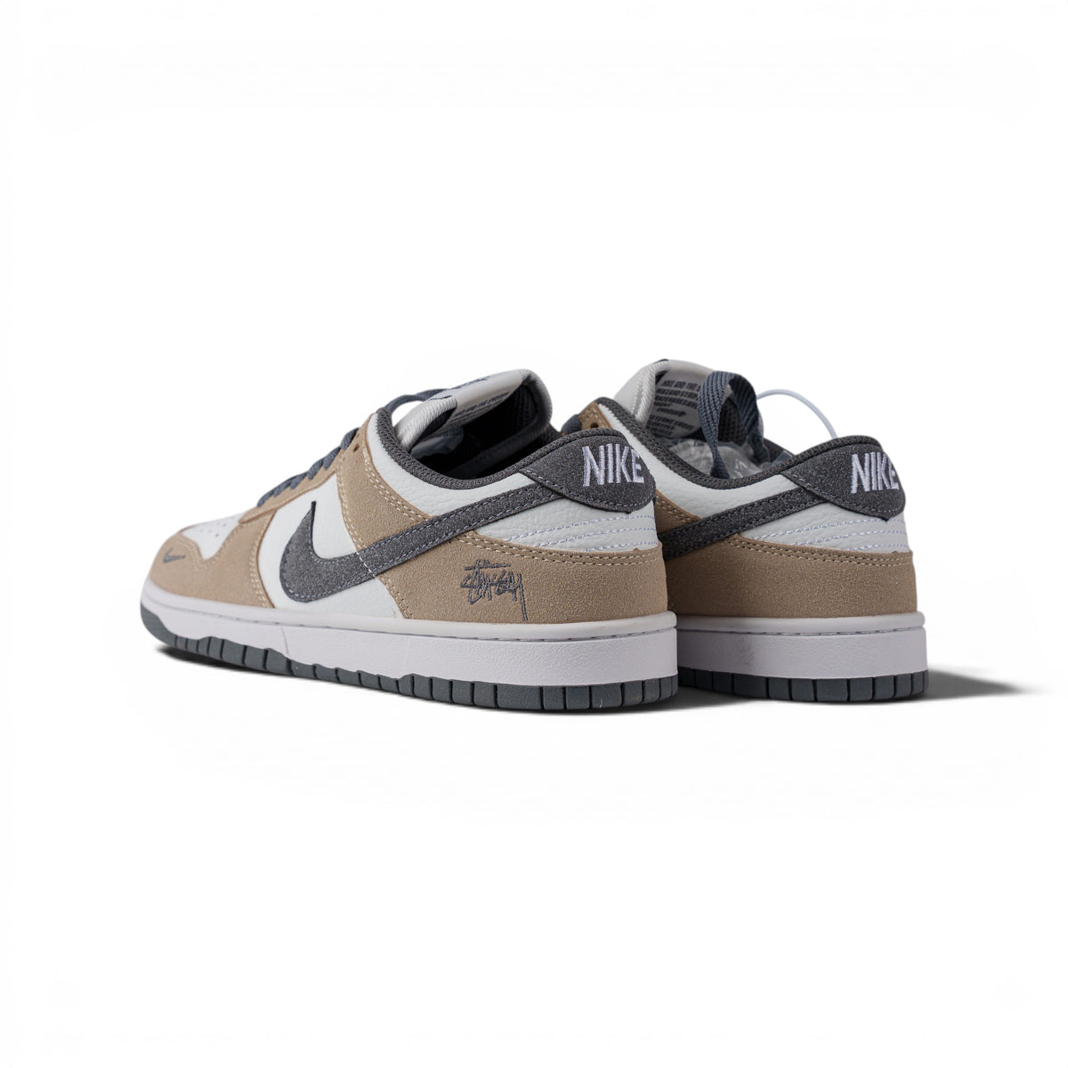 Nike Dunk Low бежево-серые кроссовки — пара, вид сзади | GAMEOVERSHOP