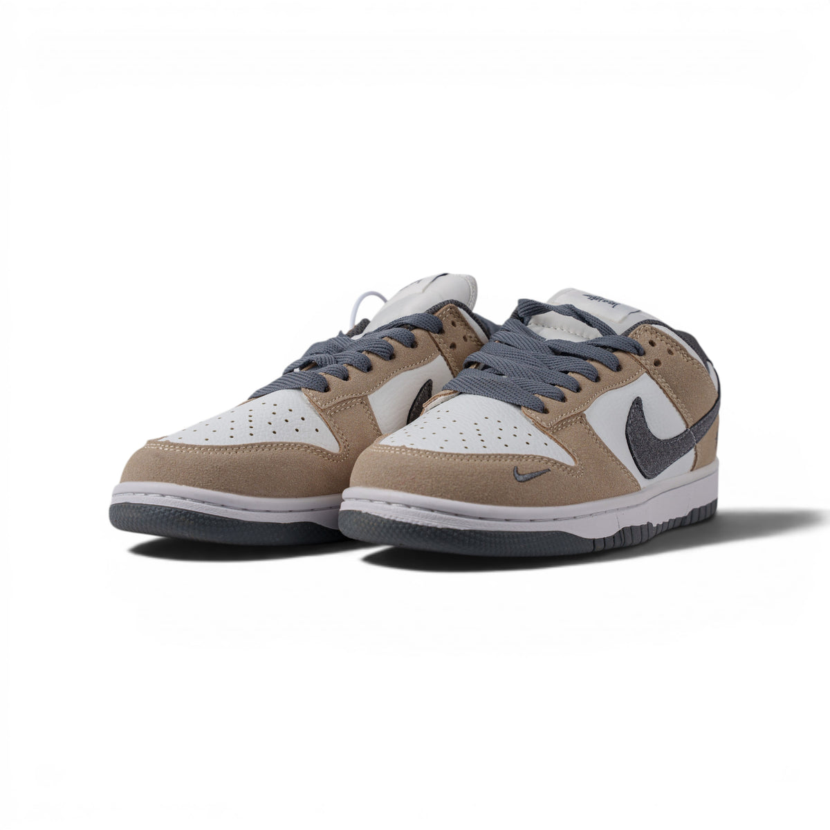 Nike Dunk Low бежево-серые кроссовки — пара, вид спереди сбоку | GAMEOVERSHOP