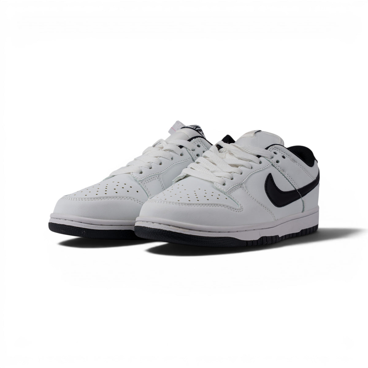 Nike Dunk, бело-чёрный, кроссовки — пара, вид спереди | GAMEOVERSHOP