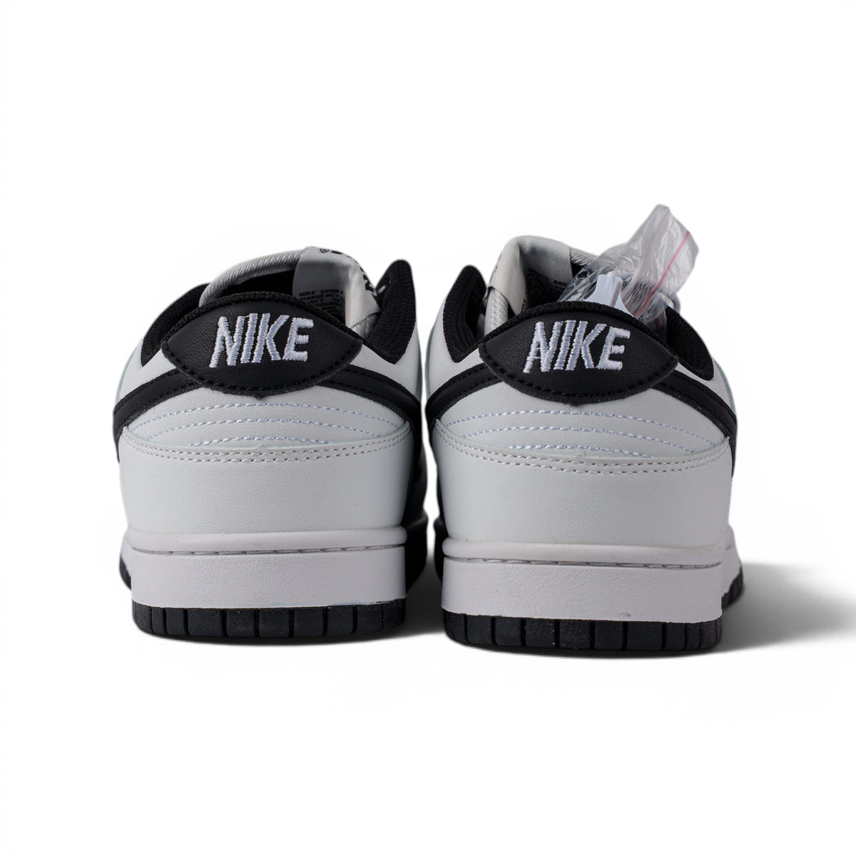 Nike Dunk, бело-чёрный, кроссовки — вид сзади | GAMEOVERSHOP