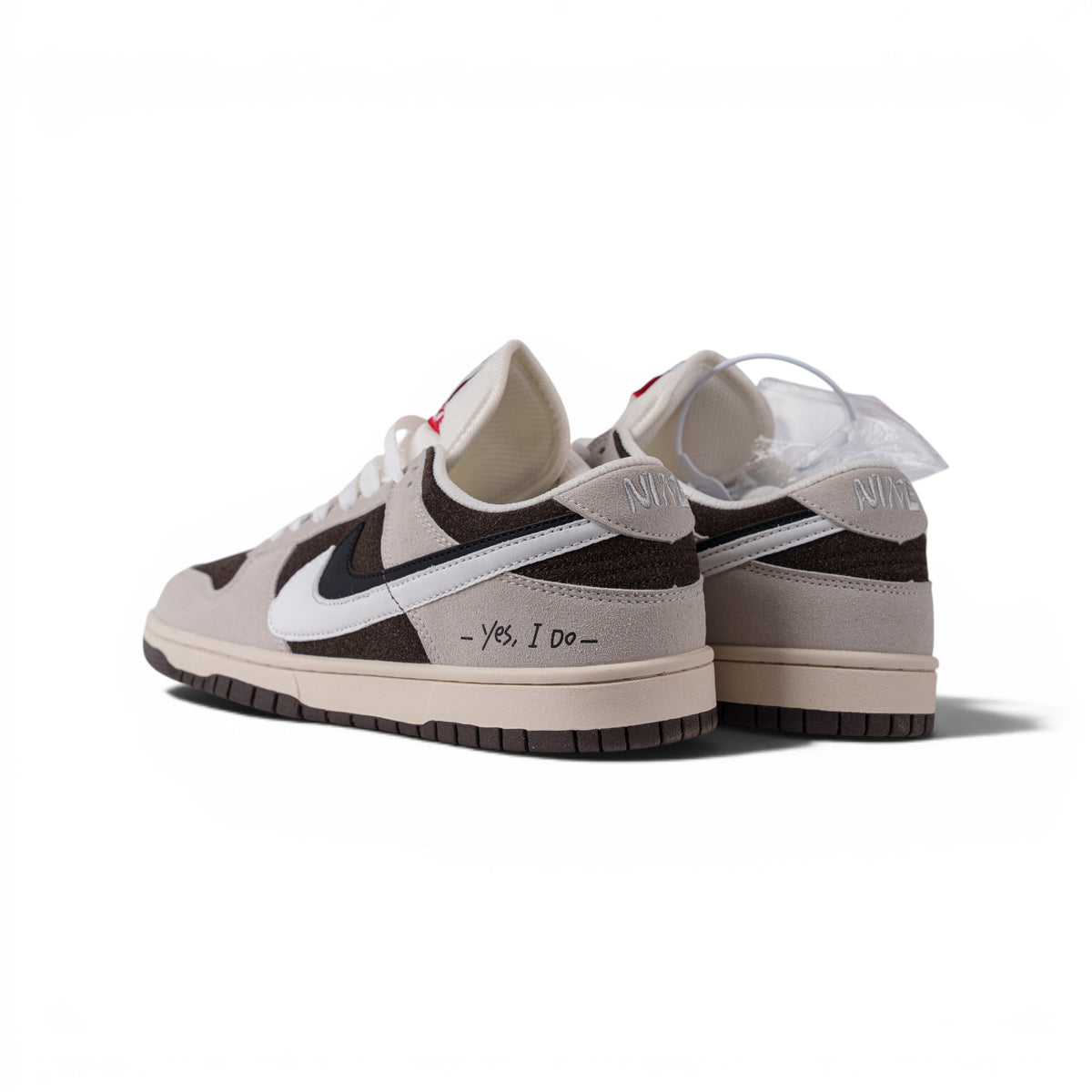 Nike Dunk Low бежево-коричневые кроссовки — пара, вид сзади | GAMEOVERSHOP