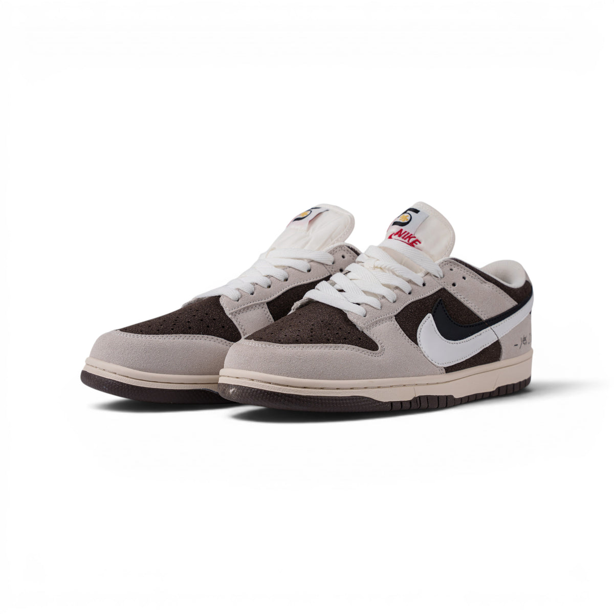 Nike Dunk Low бежево-коричневые кроссовки — пара, вид спереди сбоку | GAMEOVERSHOP